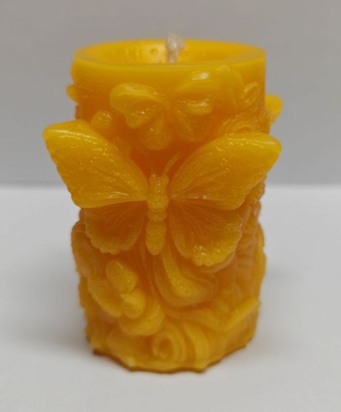 Bienenwachskerze mit Schmetterlingen